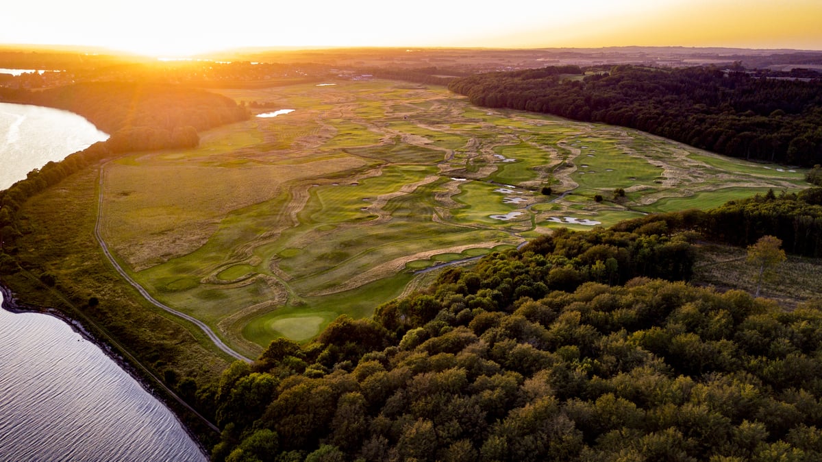 In 2004 the application for establishing a golf club amidst picturesque nature was submitted resulting in Stensballegaard Golf Club becoming a popular links-style